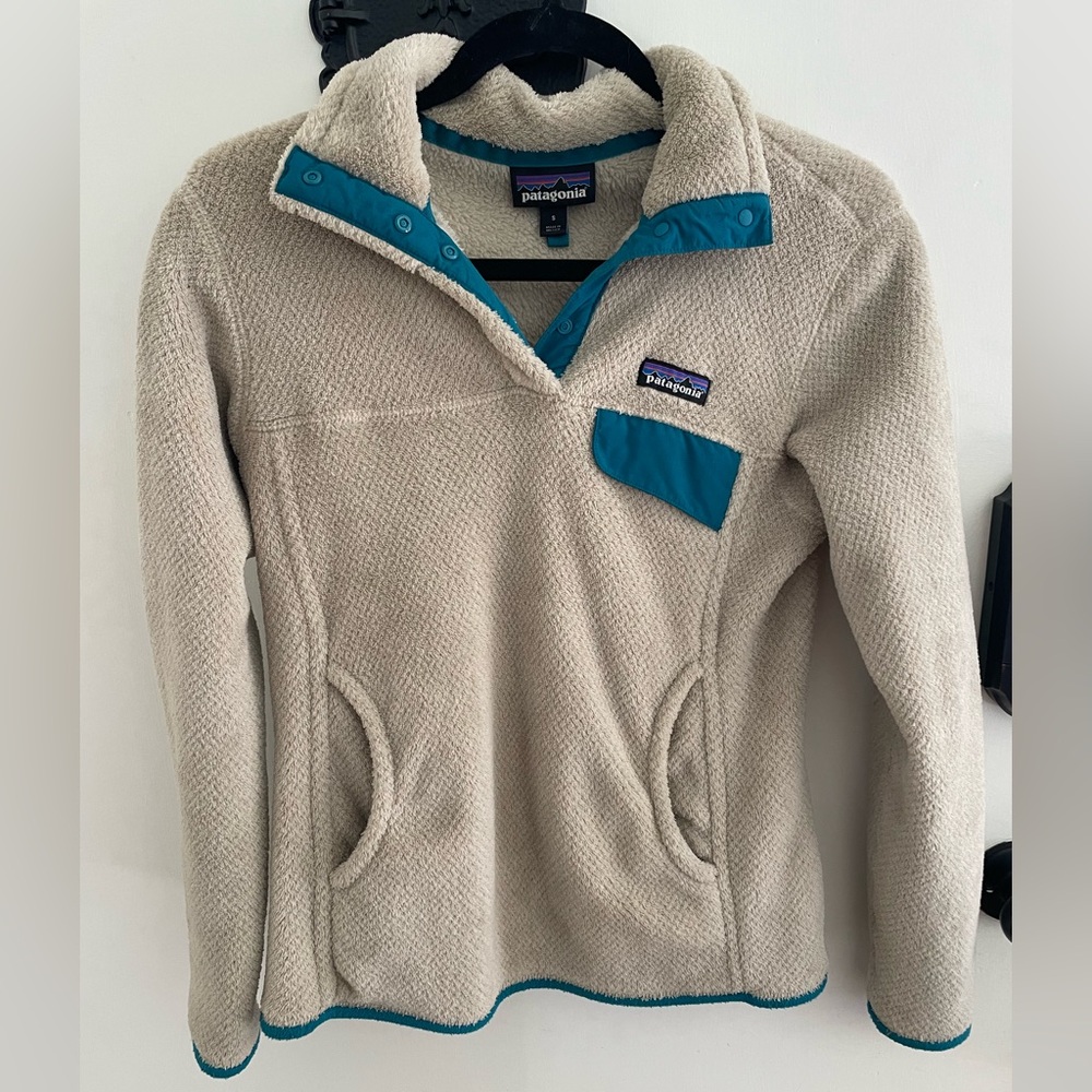 Patagonia Women’s Beige and Teal Fleece Pullover size Small